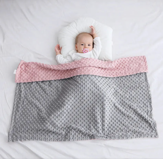 Couverture-bebe-rose-bebe-sur-le-dos